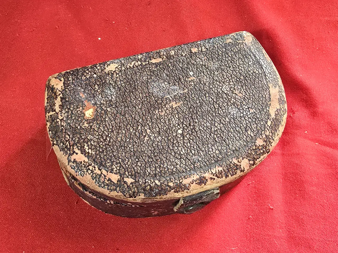 מכונת גלוח ישנה מאד עד עתיקה סביבות המאה ה.20 המכשיר עשוי פליז עם ציפוי ניקל