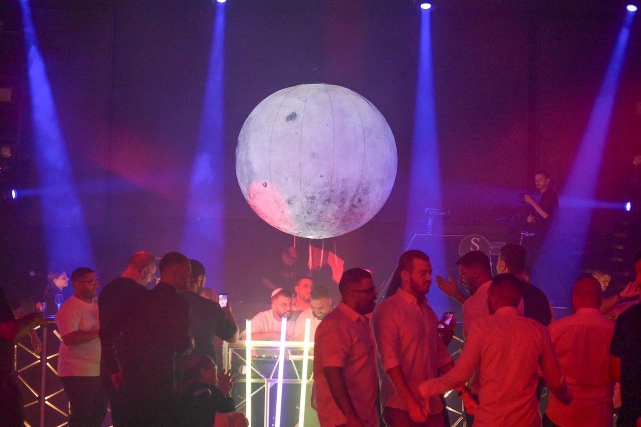 מייצג תפאורה מתנפח בצורת ירח כולל תלייה על קשת בגובה 3 מטרים