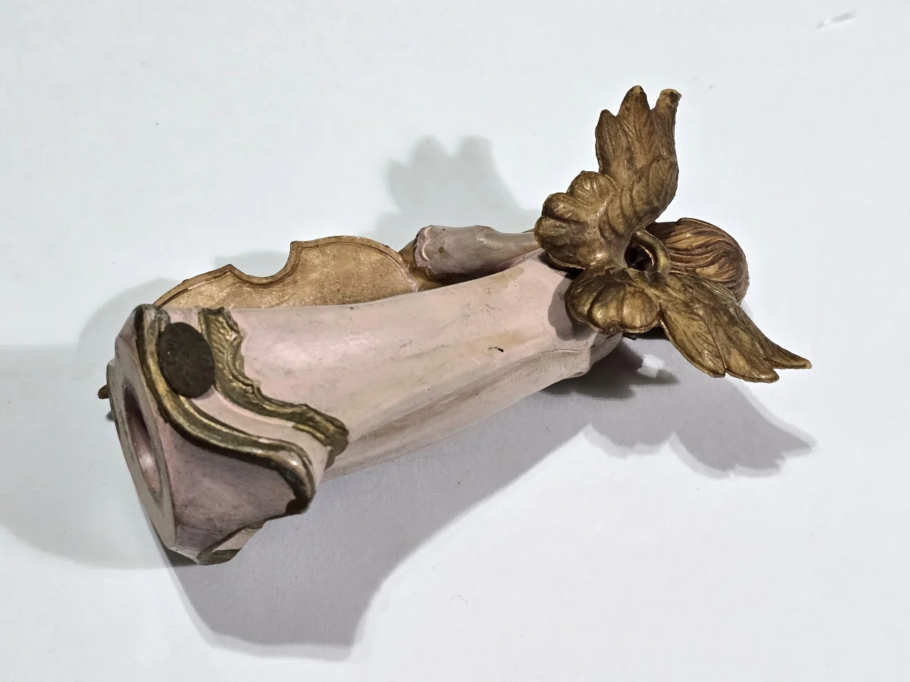 מלאכית של מיכל נגרין שבוץ אבני סברובסקי אדומות גובה 10 ס'מ