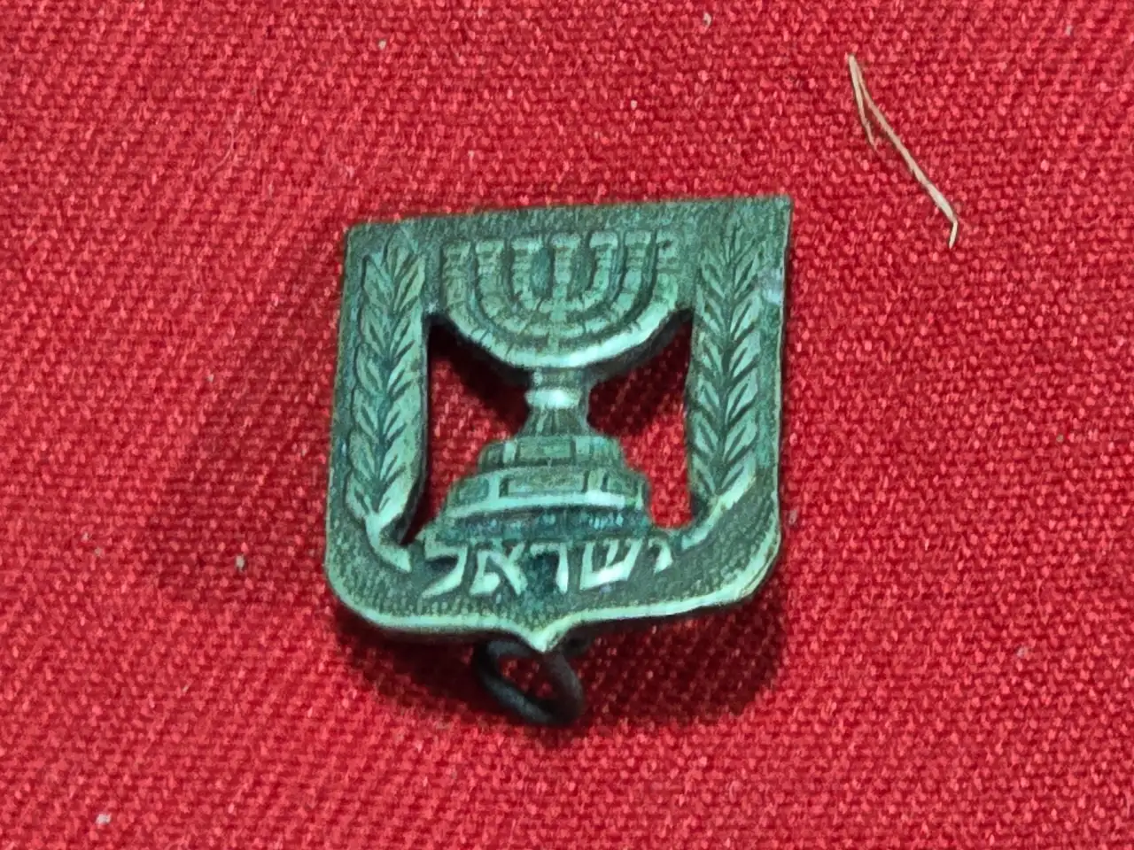 סיכה ישראלית נדירה ואספנית. לא נבדק לעומק, הגיעה מפנוי תכולה, ייתכן שבין הסיכות גם יקרות ונדירות מאוד. קוטר כ- 13x16 מ"מ משקל להמחשה: 1.2 גרם