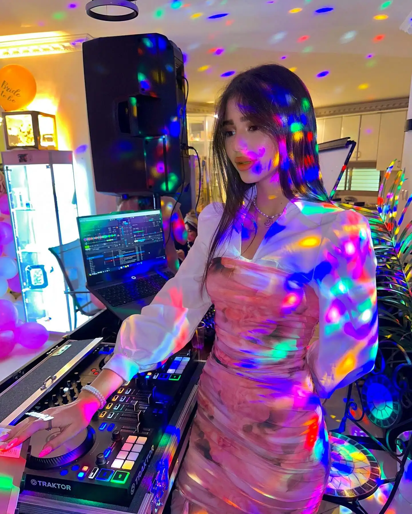 הפעלה, הנחיה ועמדת די ג'יי עם תאורה והגברה מתקדמת