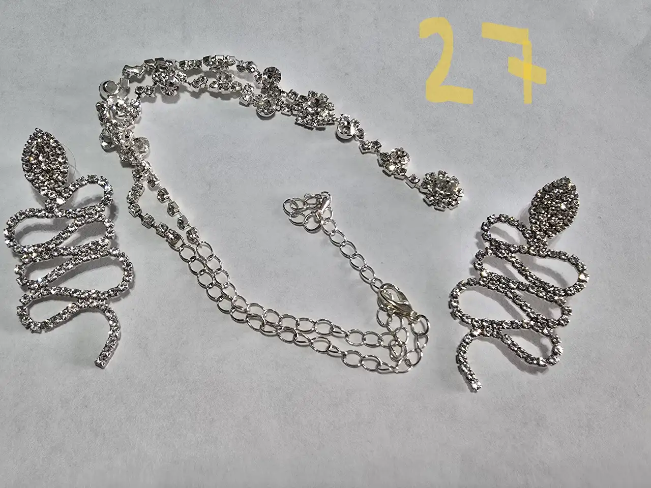 סט ..........ענק(שרשרת) וזוג עגילים ........שבוץ אבני סברובסקי ..וזרקונים