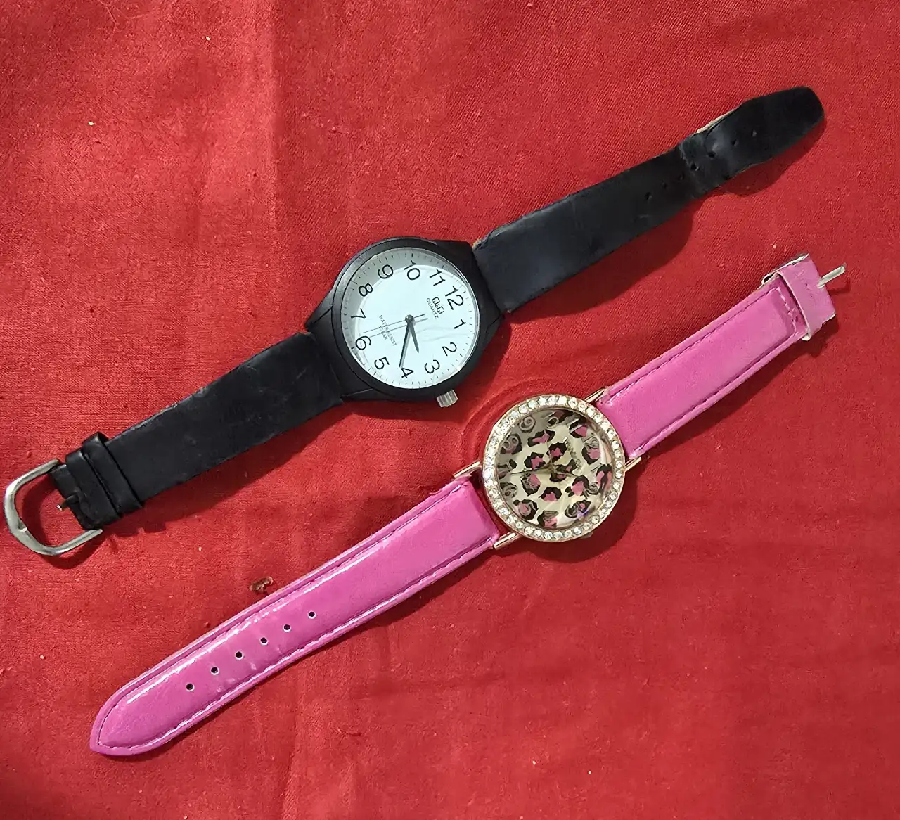 צמד שעונים חדשים ועובדים חוסר בסוללות