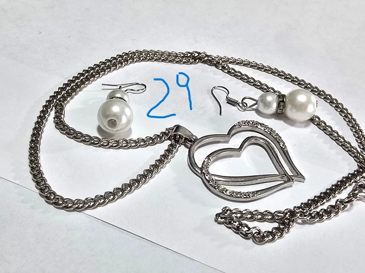 תכשיטי אופנה לוט של שרשרת ותליון לבבות וזוג עגילי פנינה