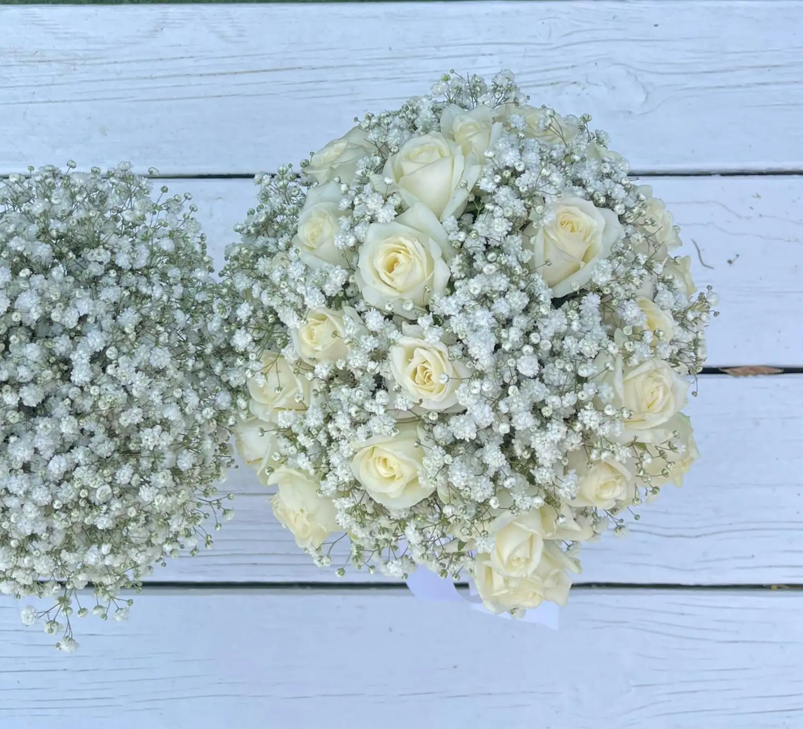 זר ורדים בשילוב גיבסנית