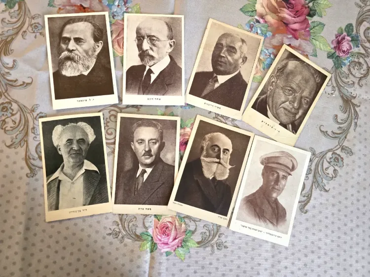 אוסף קטן של 8 גלויות , אישים יהודים מפורסמים , רובם בהוצאת משה חלוץ . פינסקר , בן גוריון , משה שרת , דיזנגוף , טרומפלדור , נורדאו , ביאליק , אחד העם ;התמונות הן חלק מתיאור הפריט בנוסף לתיאור הכתוב