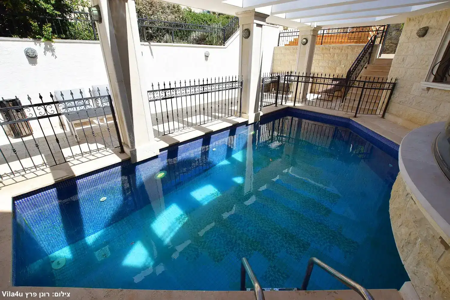 וילה בכפר ורדים