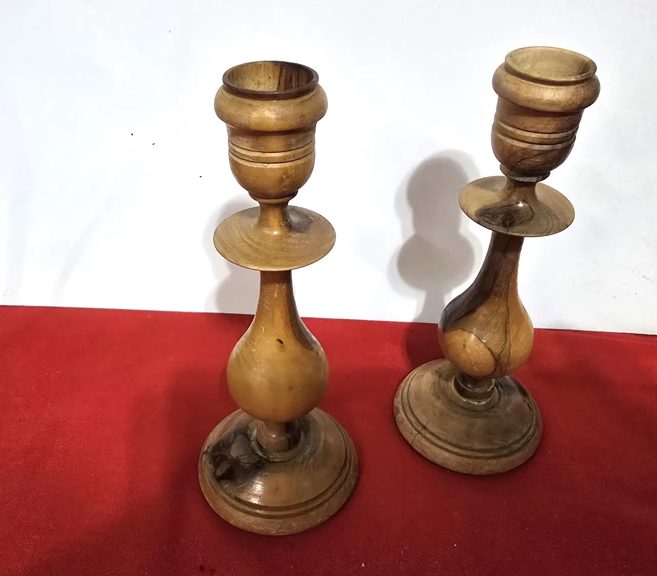 זוג פמוטים ישראלים עשויים עץ זית מצב טוב סימני גיל ושימוש קלים גובה: 15 ס"מ