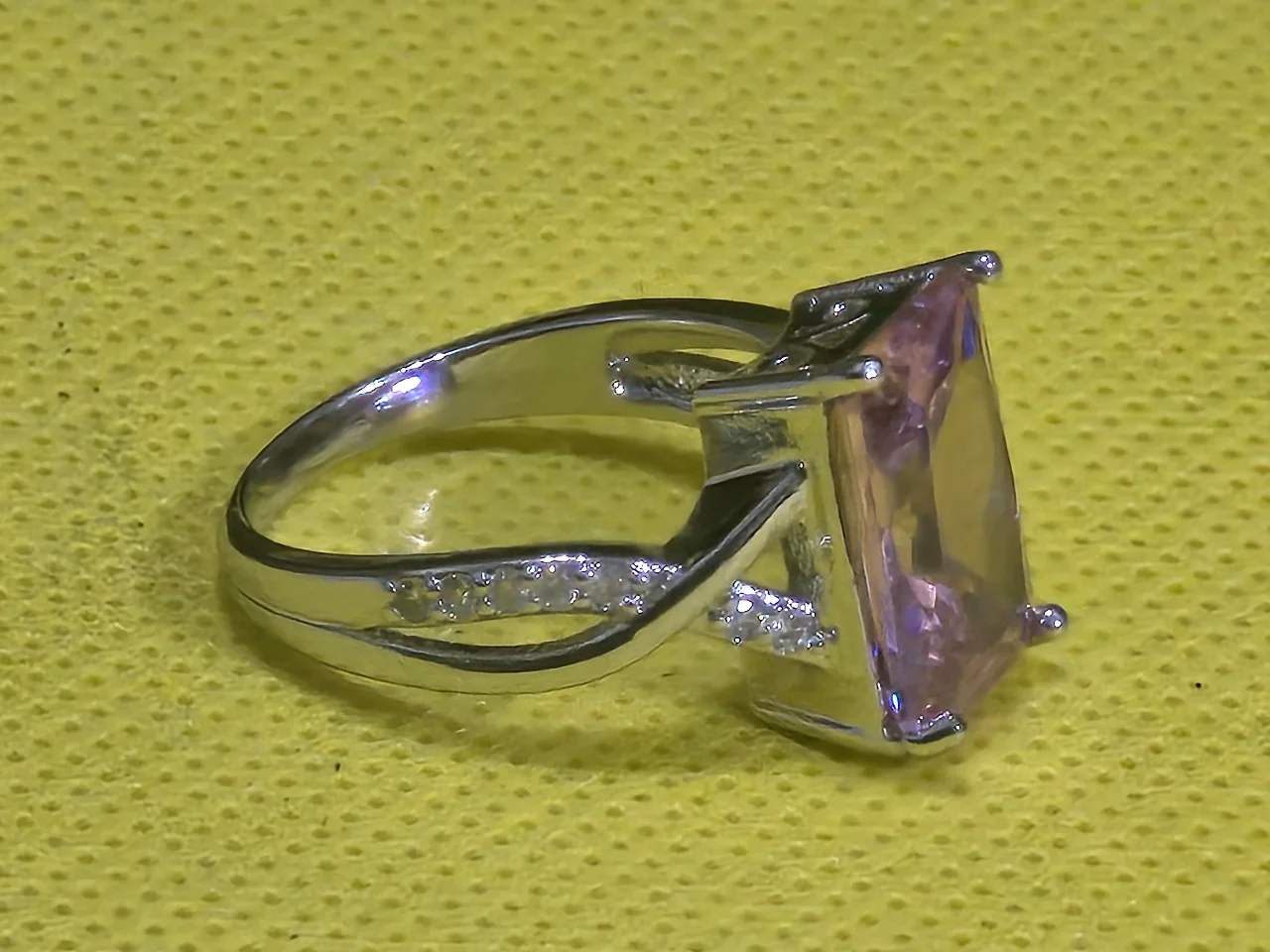 טבעת כסף סטרלינג בציפוי זהב לבן 18 קראט עם אבן גדולה בצבע ורוד סגלגל