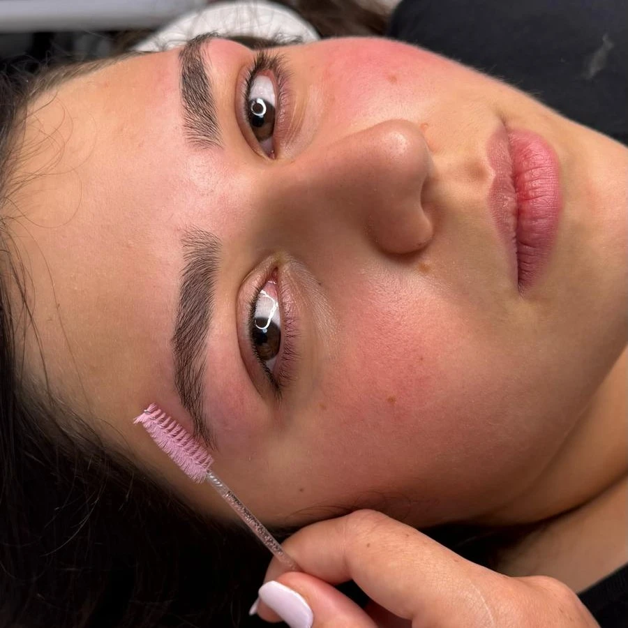 עיצוב גבות טבעיות