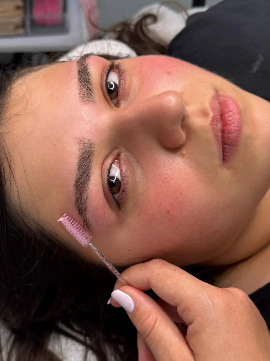 עיצוב גבות טבעיות