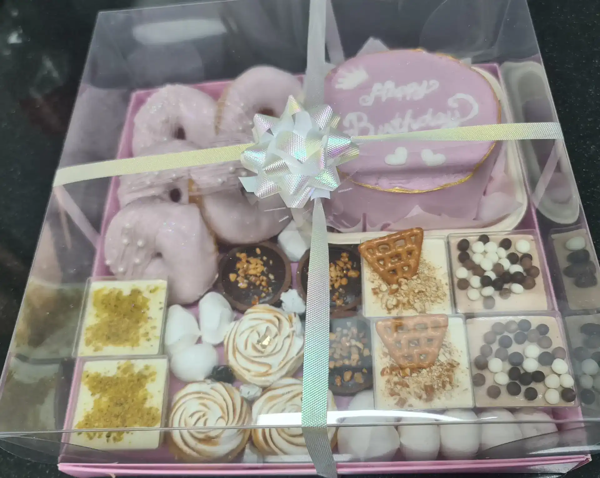 מארז קינוחי כוסות + עוגה + דונאטס