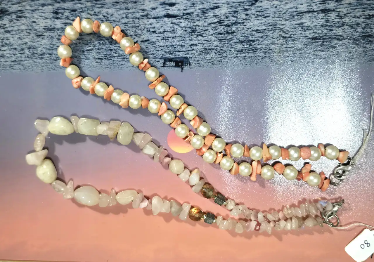 זוג שרשראות חדשים לגמרי לנשים לצוואר שווה לכל כיס