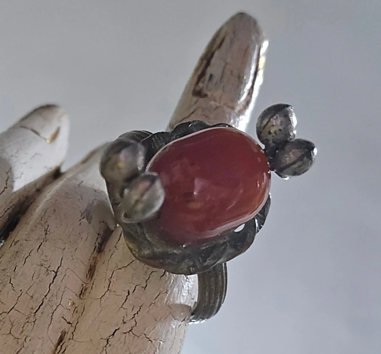 טבעת נחושת עם אבן קורניליאן וקישוטי כסף.מידה 8.5\9