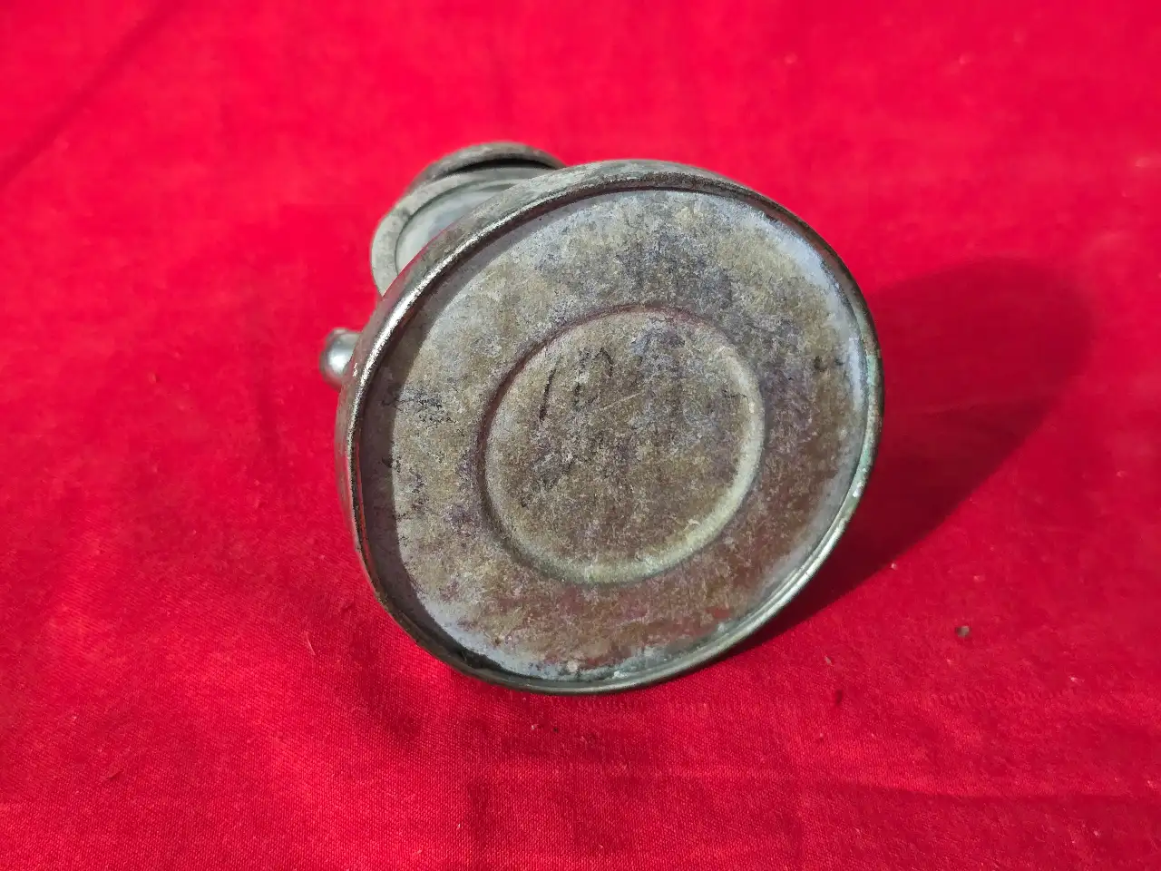 שעון עתיק שולחני מעורר שעונים כאלה שמשו כשעוני שולחן קטנים או למסעות לאספני שעונים ישנים