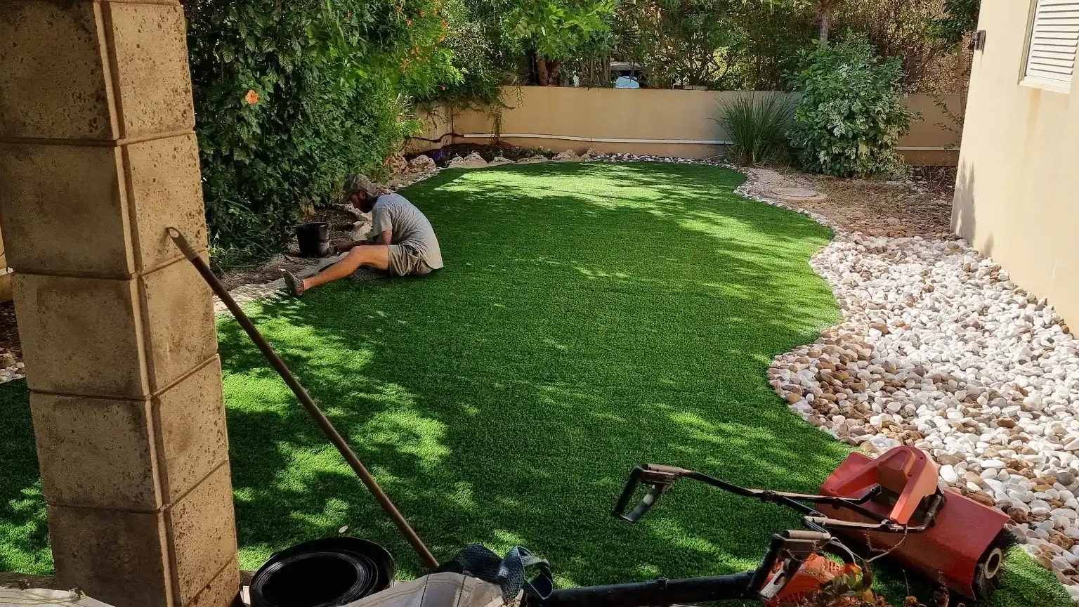 התקנת דשא סינטטי
