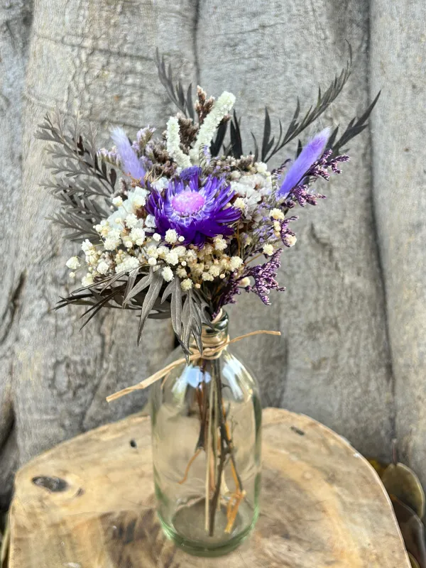 בקבוקי זכוכית לעיצוב שולחנות עם פרחים יבשים