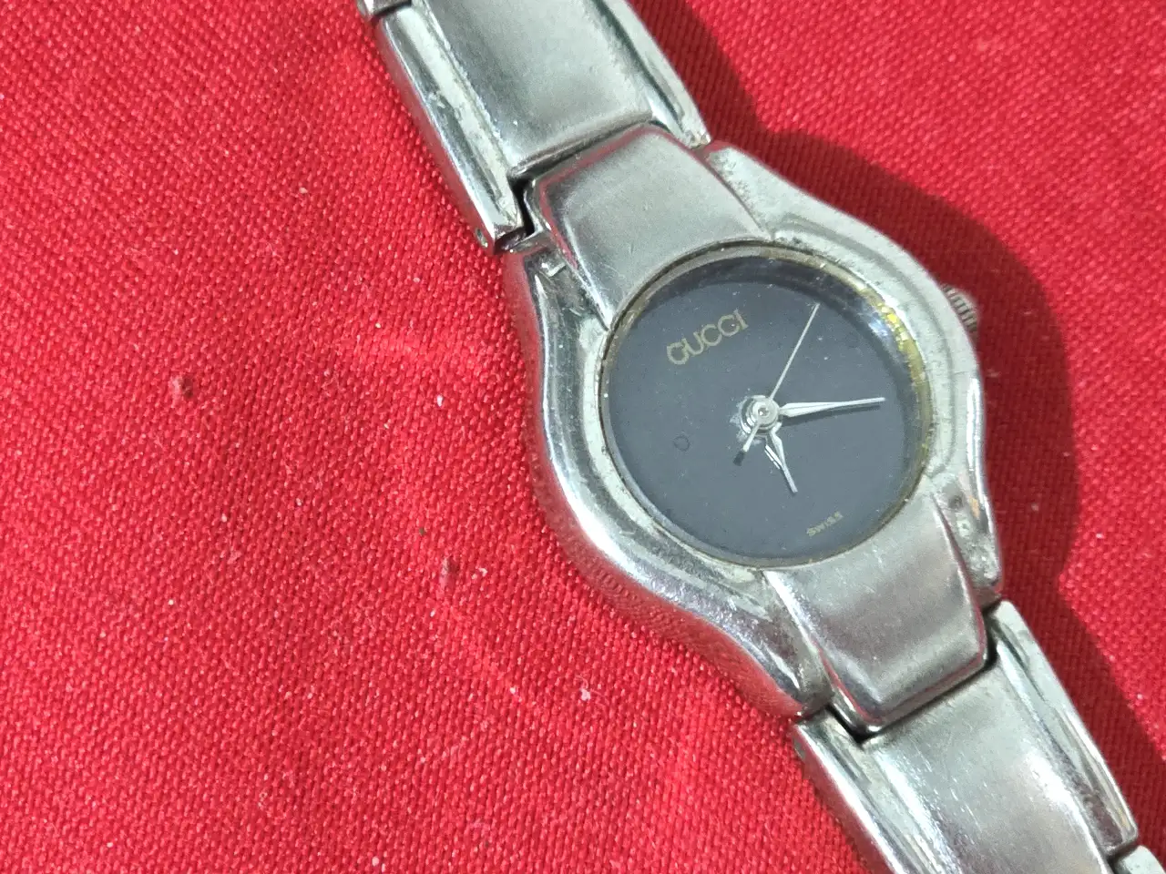 שעון יד לנשים של המותג האיטלקי Gucci דגם וינט'ג שנות ה-90 תחילת 2000 השעון במצב עבודה סוללה חדשה