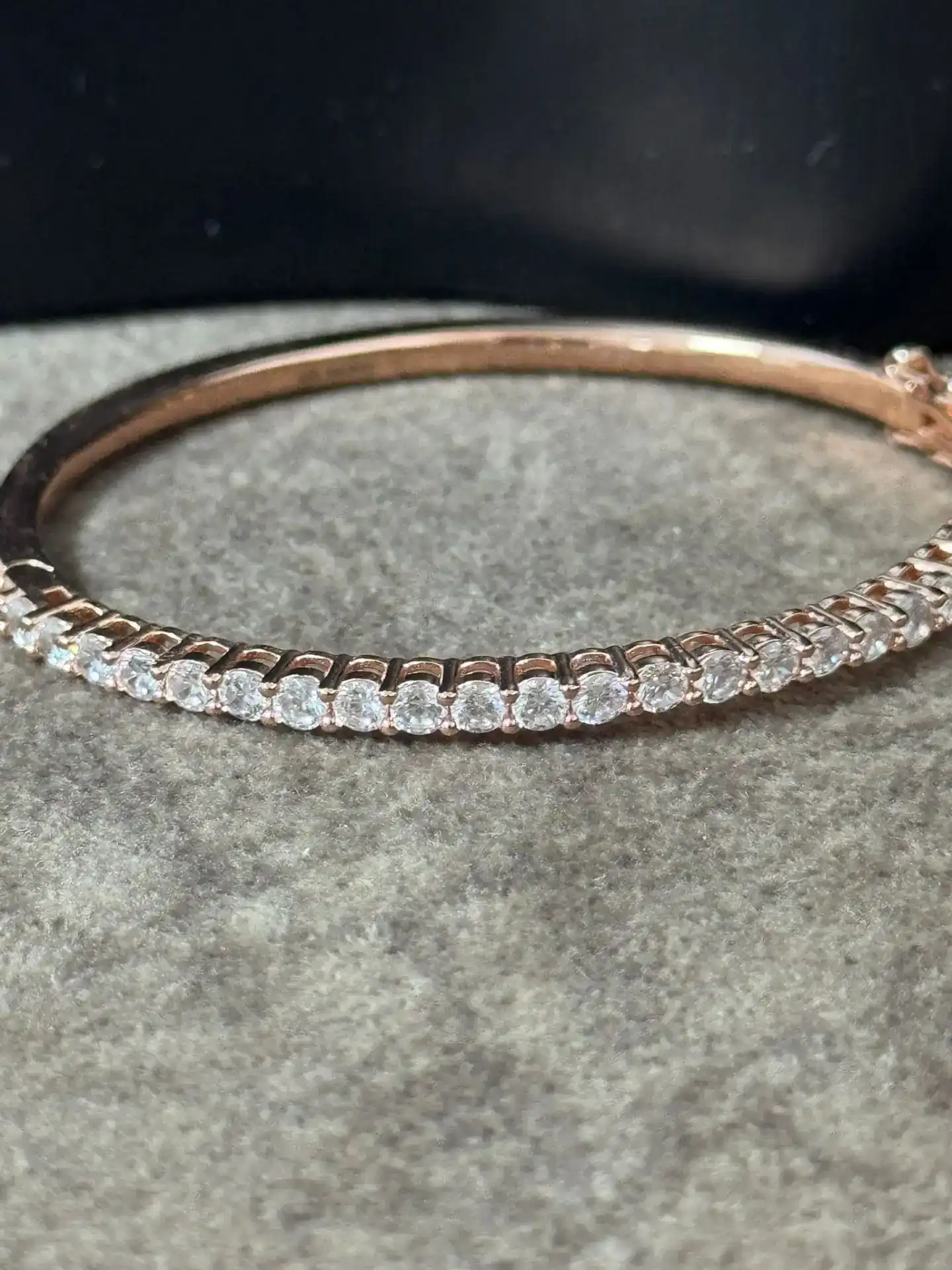 צמיד טניס קשיח