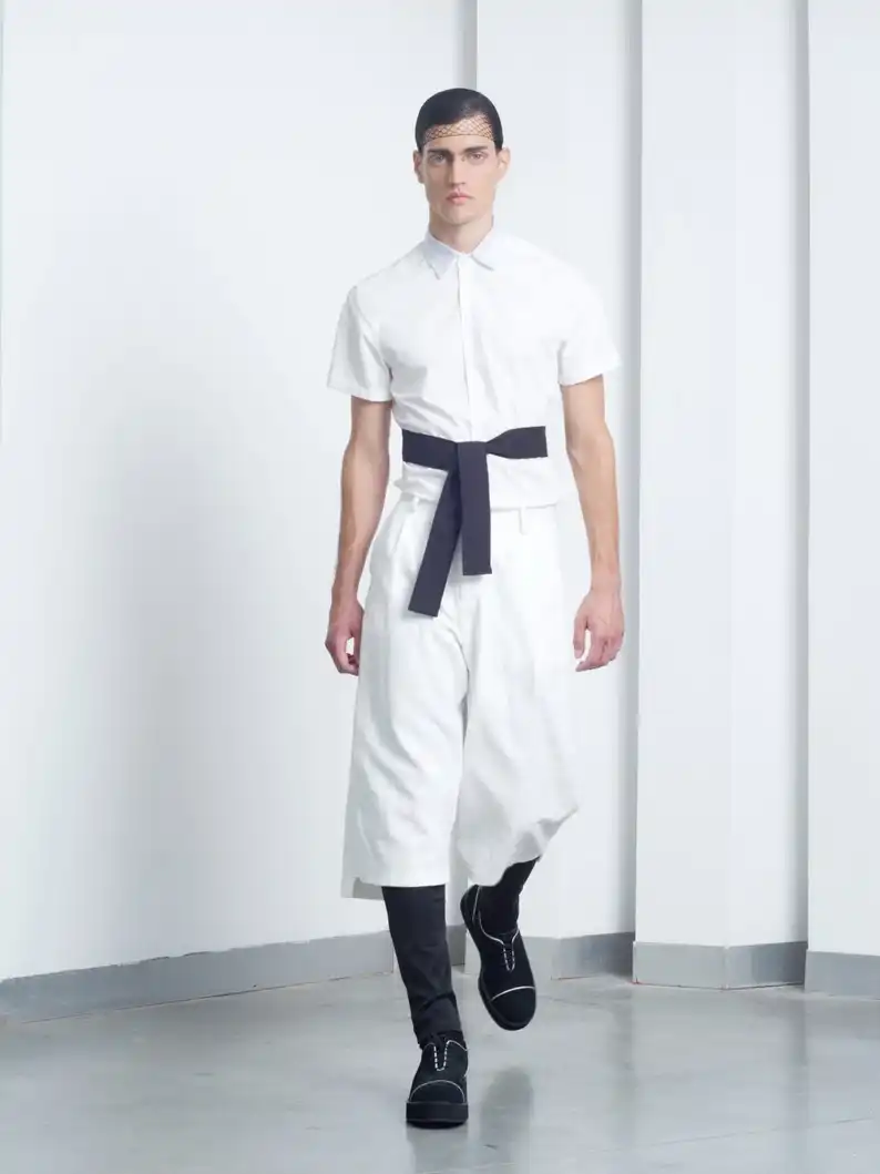 ברמודה לבנה מפשתן לגברים: עיצוב מחויט בהשראה יפנית