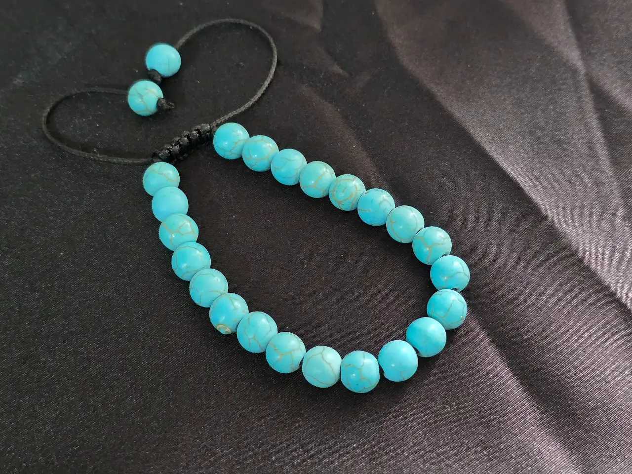 צמיד אבני חן. תורכיז חדש לחלוטין. מידה מתכווננת. איכותי, אופנתי ויפה. קוטר חרוז כ- 7 מ"מ הגיע מחנות תכשיטים ושעונים שנסגרה.