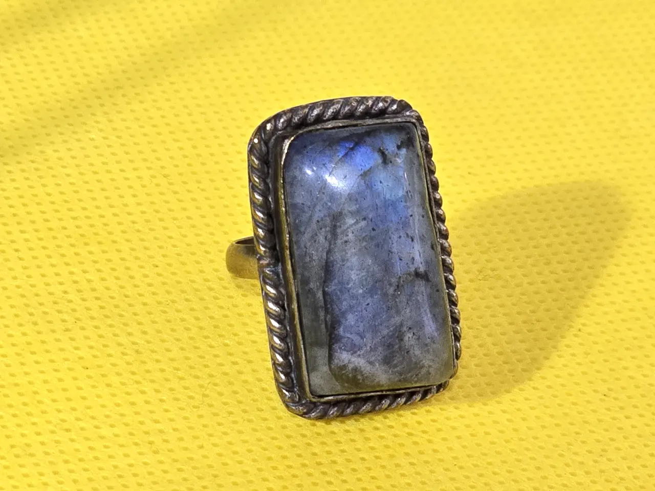 טבעת כסף סטרלינג 925 חתומה משובצת אבן טבעית במרכזה אבן לברדוריט 12 גרם מידה: 7