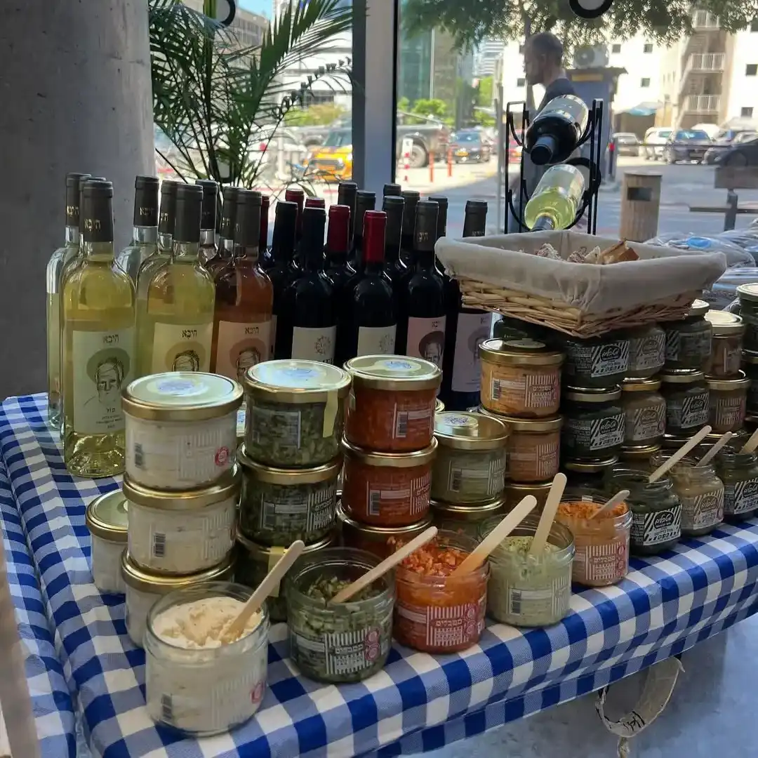 מוצרים נלווים: יינות, מטבלים וכרטיסי ברכה