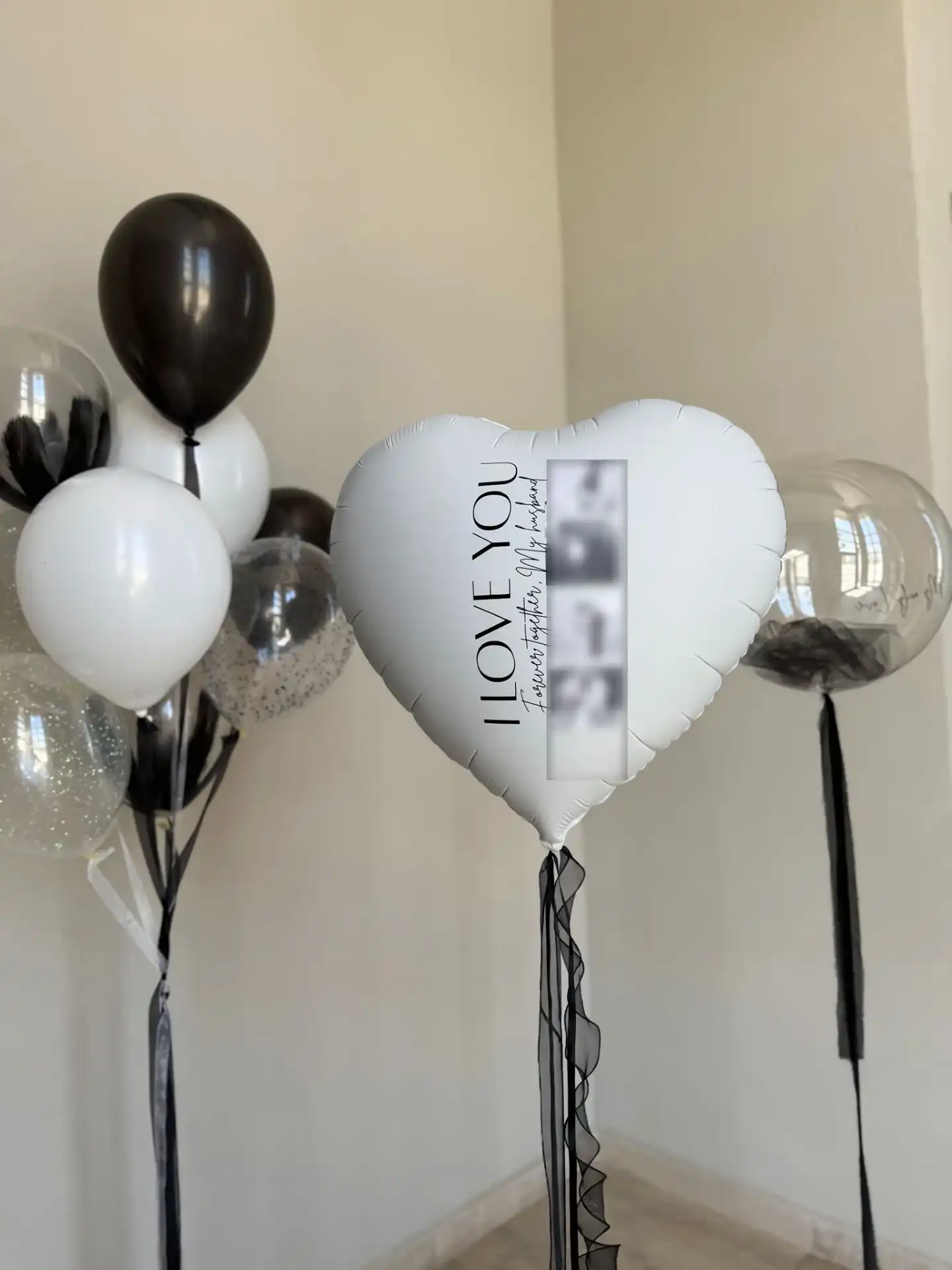 סט בלונים לגבר שחור לבן קלאסי – עיצוב יוקרתי ומלא נוכחות לכל חגיגה