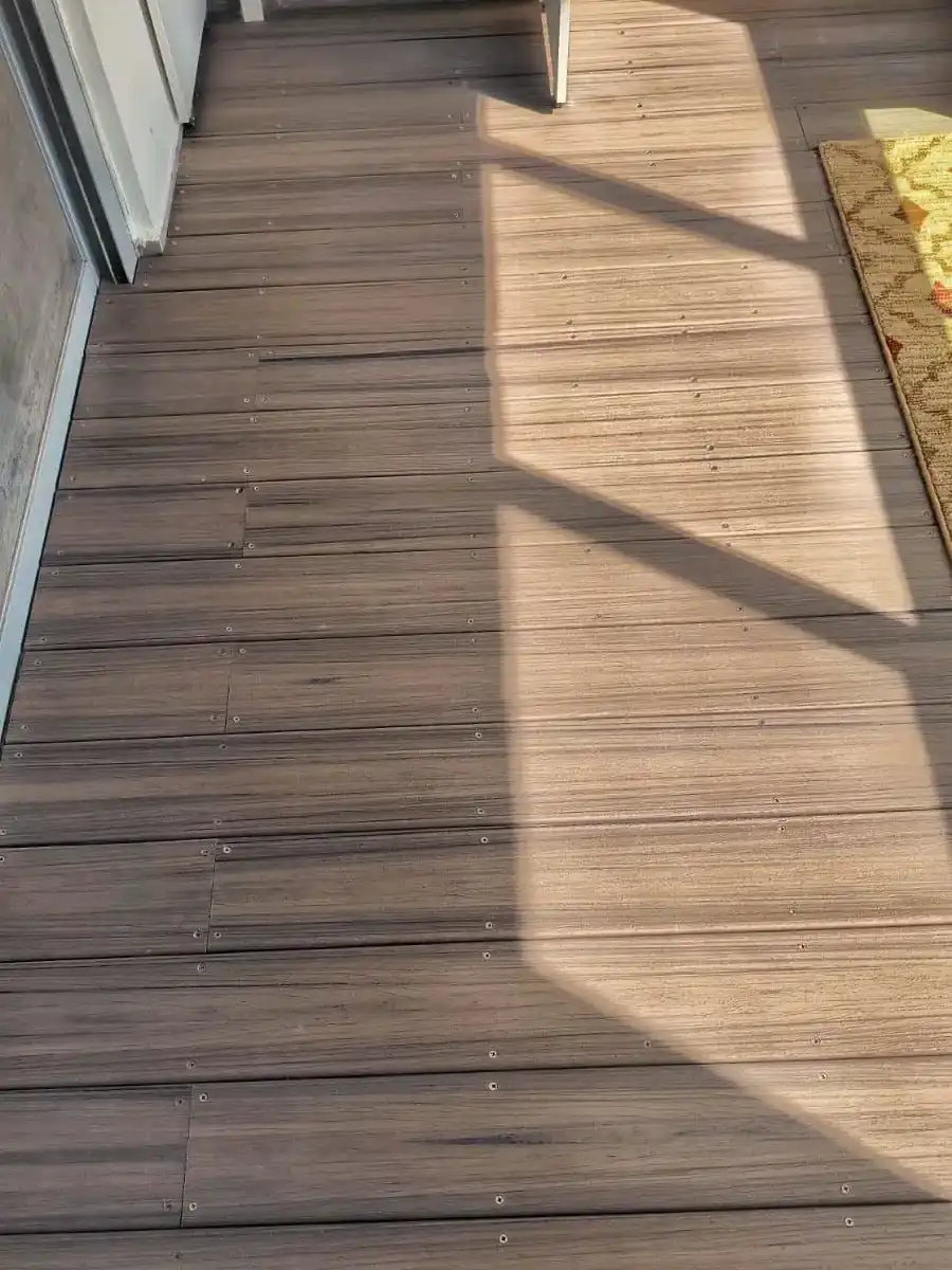 עבודות דקים מעץ וסינטטי