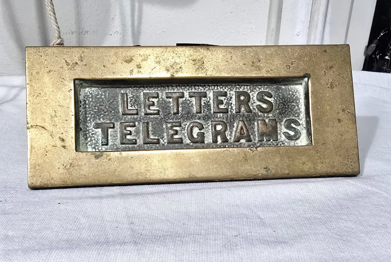 תיבת דאר ממתכת ברזל\פליז התיבה תקינה לחלוטין