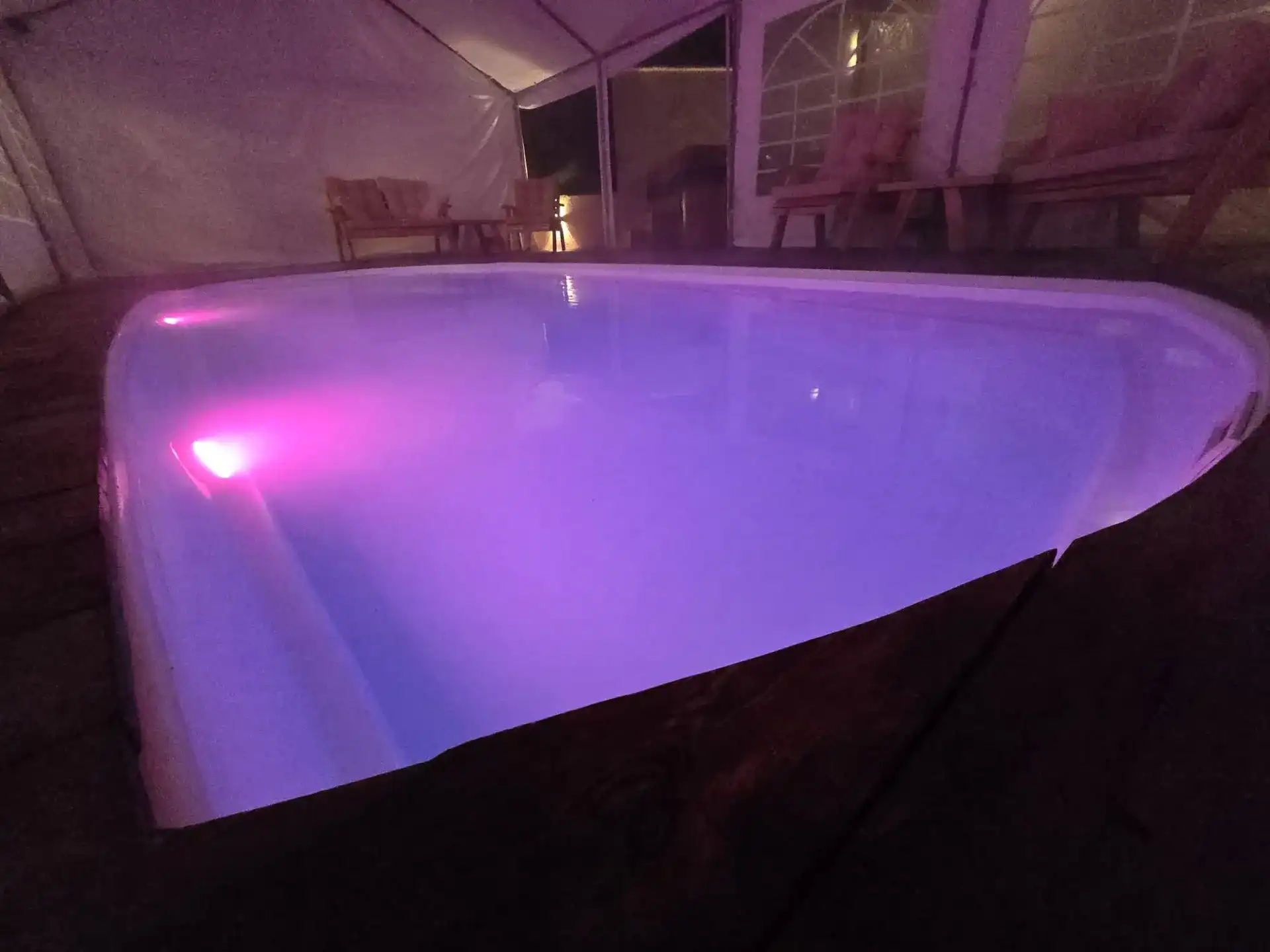 בריכה מחוממת ומקורה