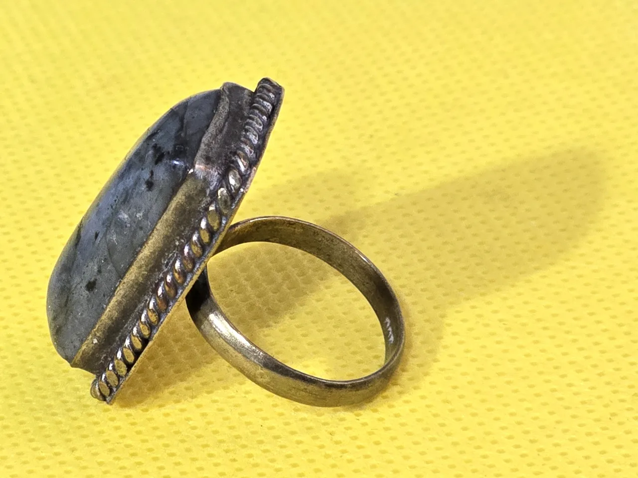 טבעת כסף סטרלינג 925 חתומה משובצת אבן טבעית במרכזה אבן לברדוריט 12 גרם מידה: 7