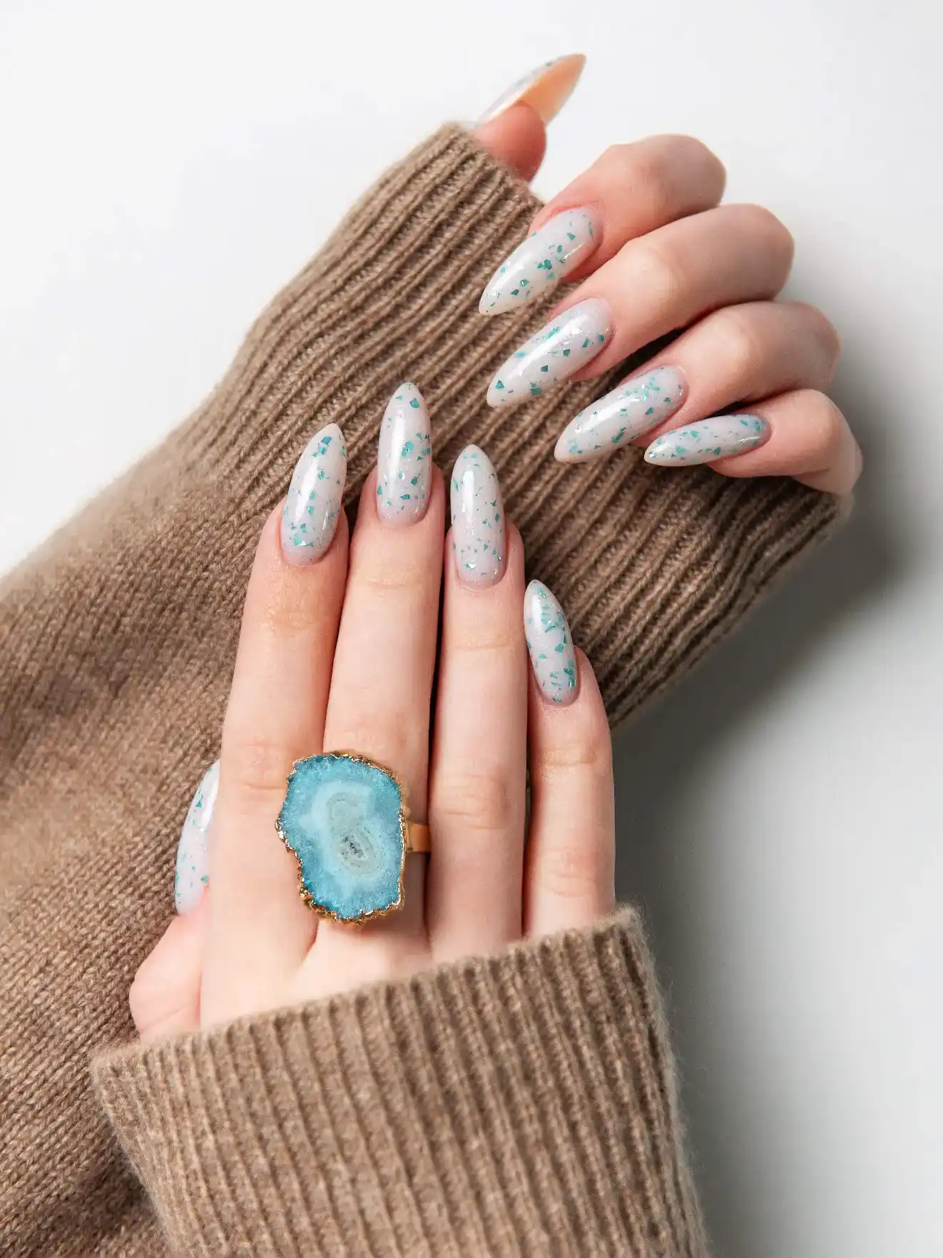 הדבקת ציפורניים בבאר שבע – פתרון מיידי למראה מטופח