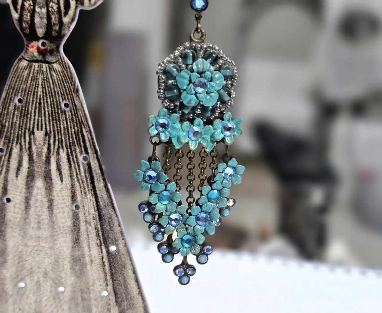 עגילים תלוים של מיכל נגרין תורכיז ואבני סברובסקי ומעוטרת בפרחים