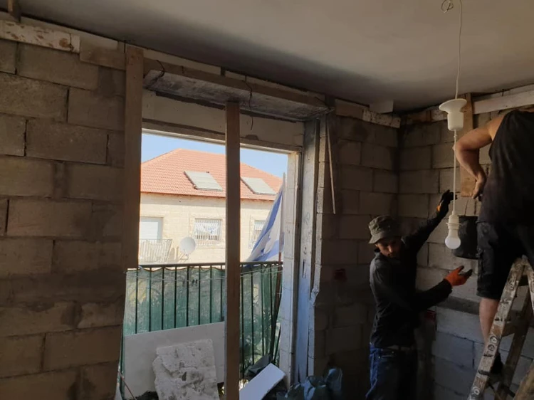 עבודת חיזוק קיר