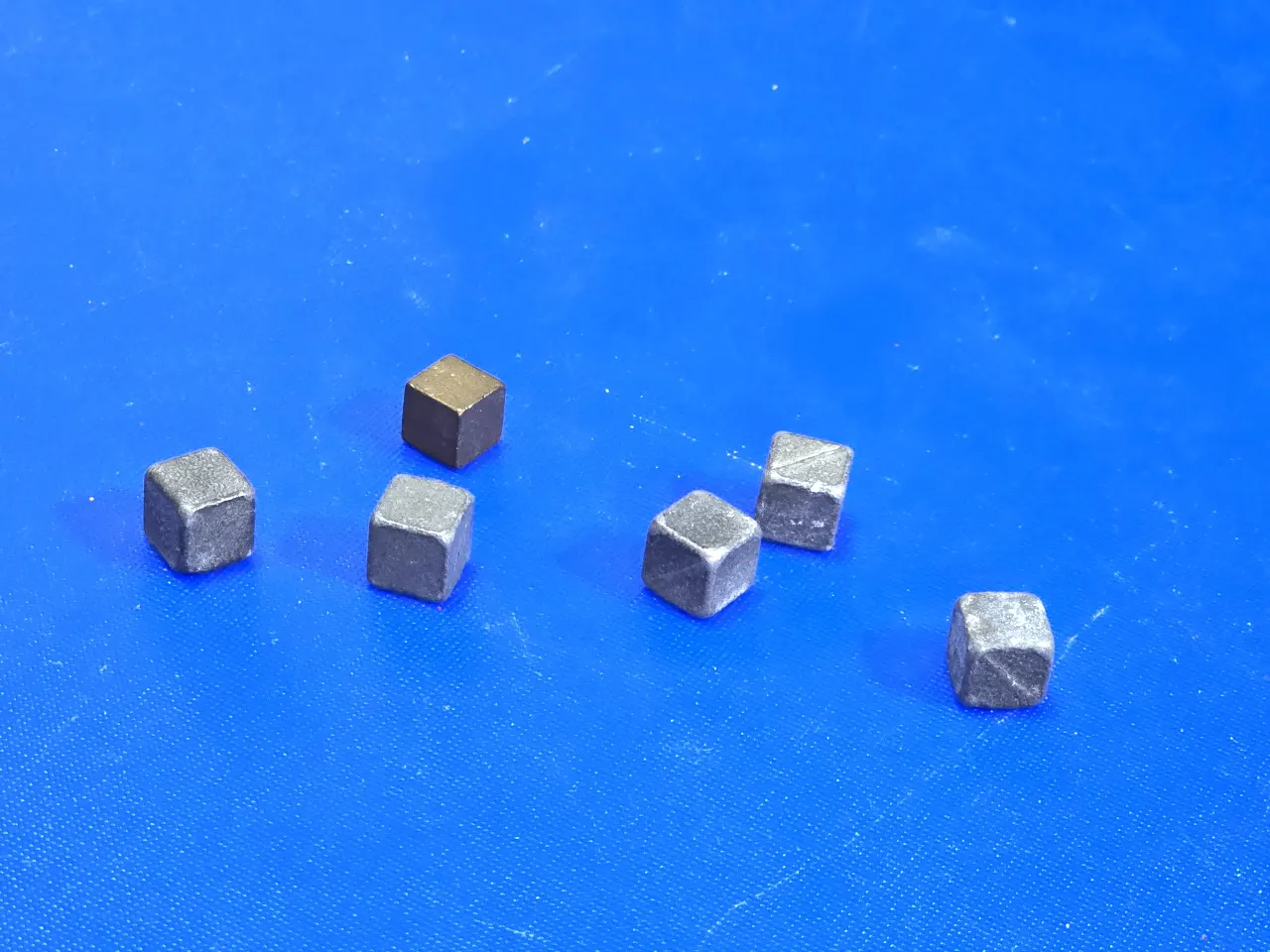 כשהיינו ילדים שיחקנו בחמש אבנים