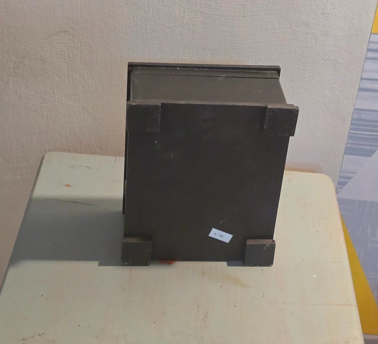 קופסת עץ וינטג' מצויירת ביד קופסא מקסימה מעץ מלא,  וינטג' אירופאי  מצויירת ביד בעיטורי פרחים ועלים    מידות 21/18/11 ס"מ  מעט סימני גיל, סה"כ במצב מצויין