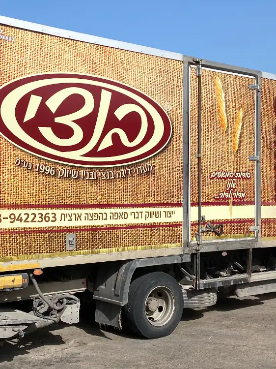 איך מתמודדים עם השמש בשילוט רכבים ?