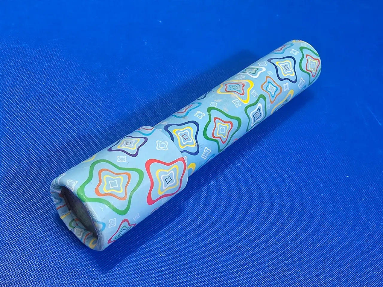 קליידוסקופ צעצוע ישן אופטי קלאסי שיוצר דפוסים גיאומטרים משתנים