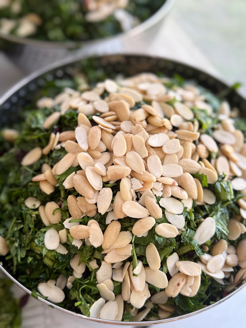 סלט ירוק עם עשבי תיבול, חמוציות ואגוזים