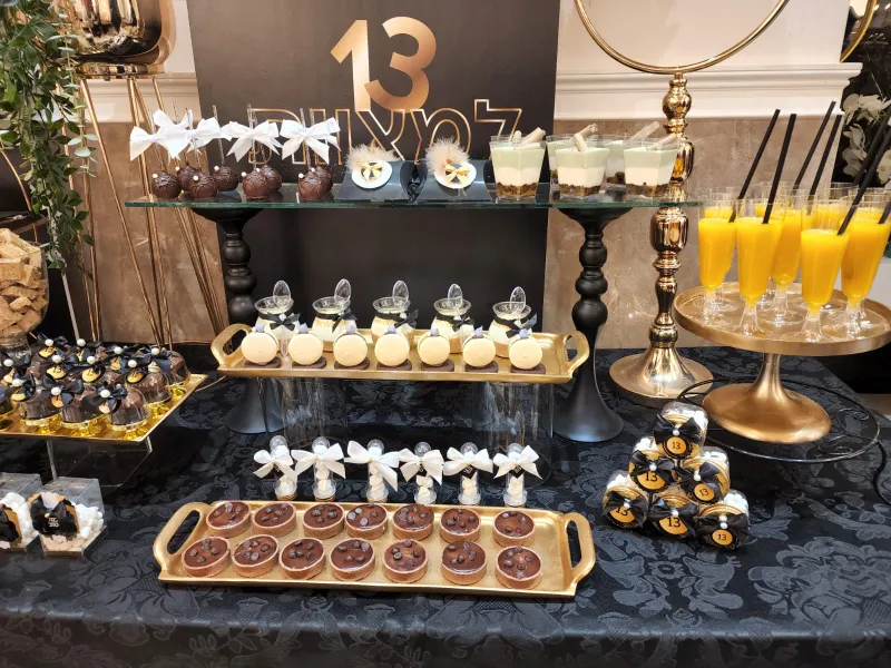 בר בר-מצווה אלגנטי בשחור זהב. עיצוב💫קינוחים💫ומזכרות