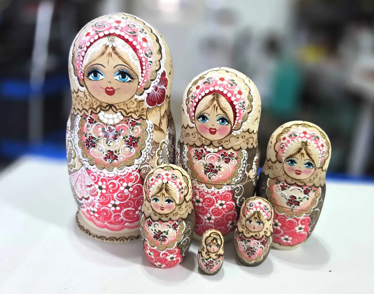 בבושקה גדולה יפה ומהממת נסיכה בעלת 6 בובות גובה גובה 20 ס'מ