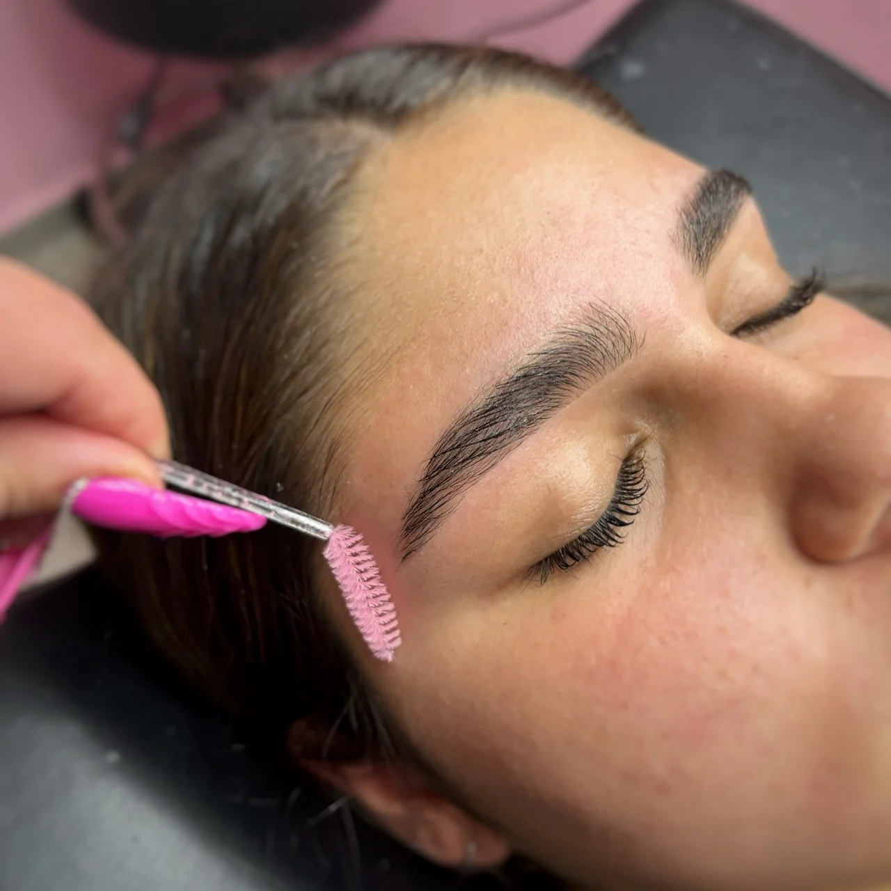 עיצוב גבות ושפם