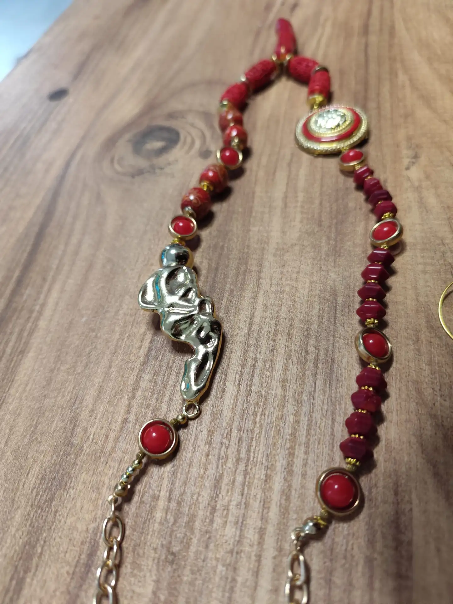 סט שרשרת עם צמיד ועגילים, אבני קורל עם חרוזי פלסטיק וזכוכית