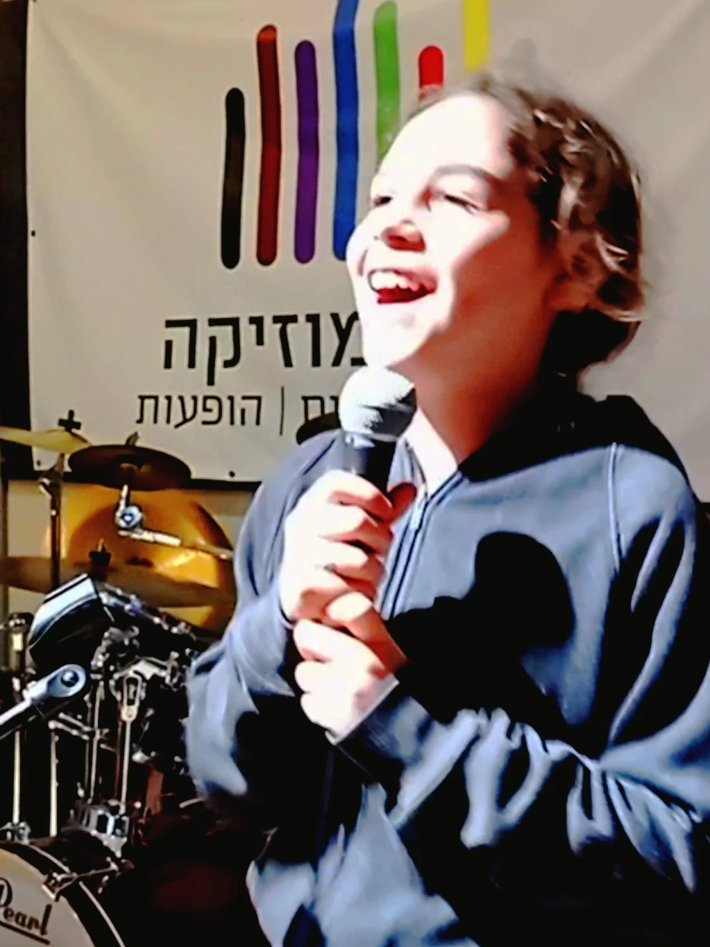 הדרכות קול ופרפורמנס | מעין שקד – פיתוח קול והופעה מול קהל