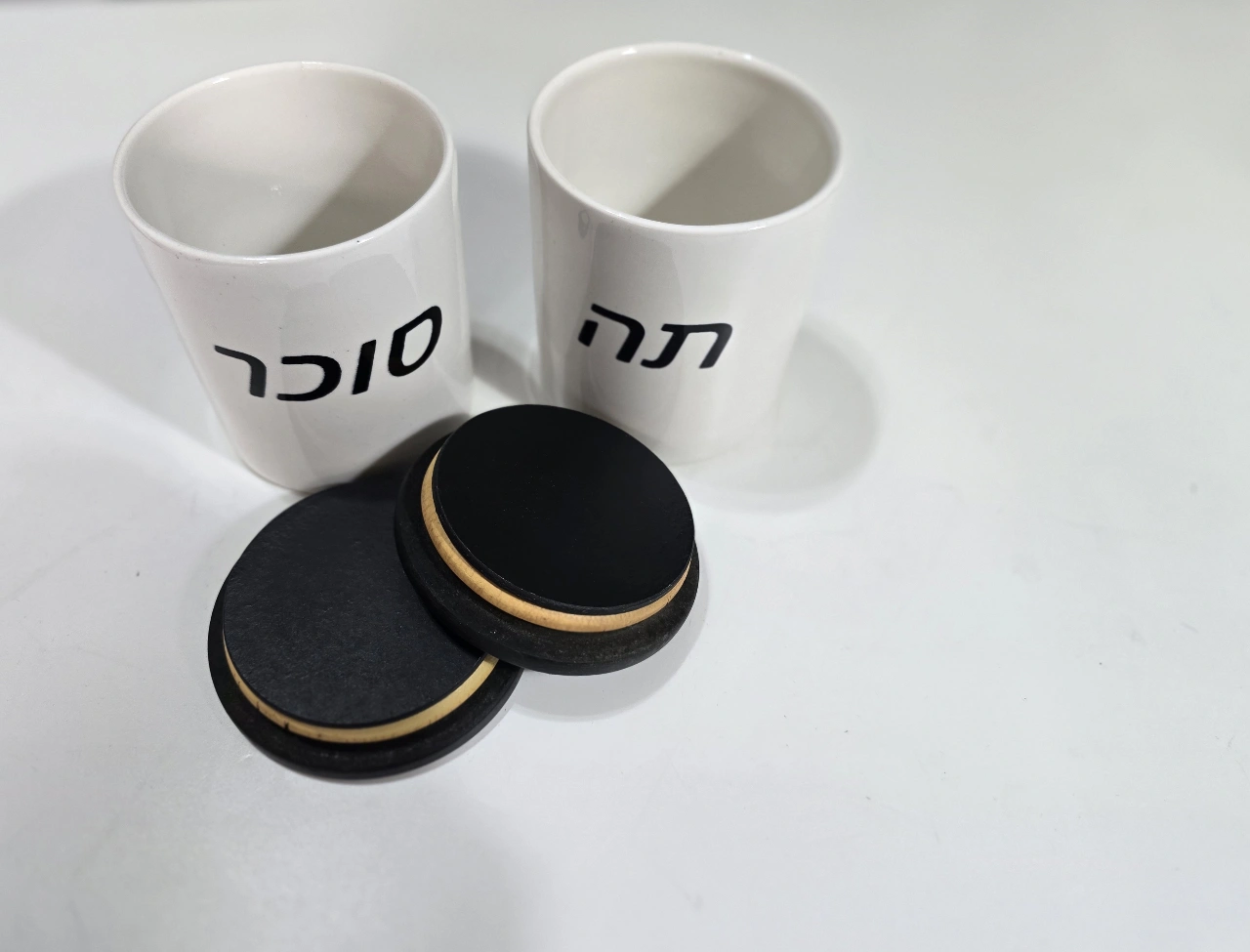 2 כלים לאחסון קפה ותה קרמיקה לפיד חתום גובה 11 סמ