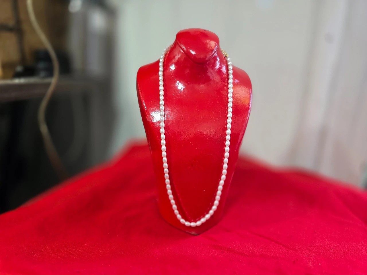 שרשרת פניני אורז עדינה עם סוגר מוזהב