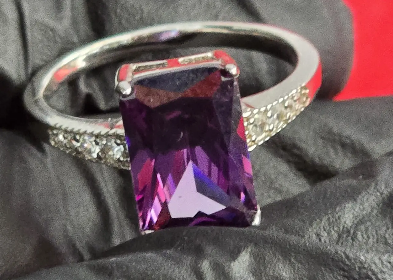 טבעת כסף 925 חתומה מידה 8 שבוץ אבן אמטיס ובשני צידי האבן זרקונים קטנים