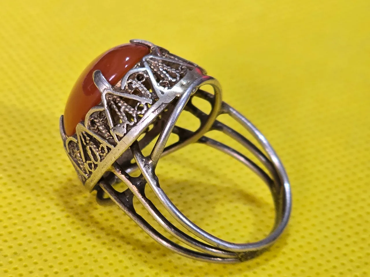 טבעת ישנה מכסף משובץ באבן קורניליאן מידה 9 USA אורך/רוחב 2.5/1.8 ס"מ משקל 7 גרם