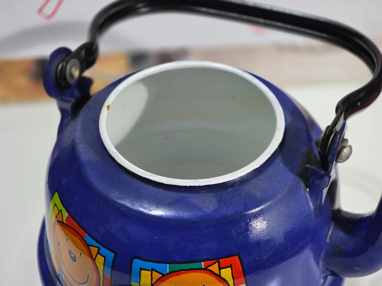קומקום אמיל כחול מעוטר הדפסי דובונים תקופה המאה ה21 גובה:15 ס"מ קוטר:16 ס"מ